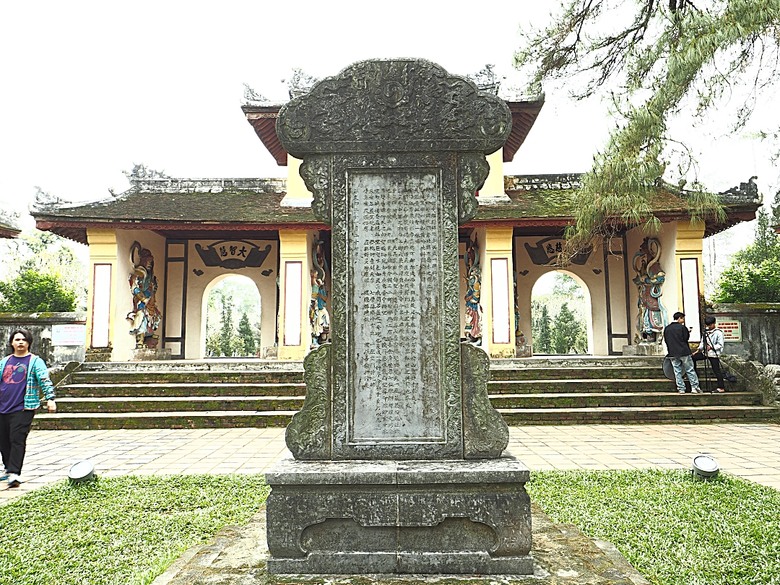順化皇城(Kinh thành Huế)、啟定皇陵(Lăng Khải Định)、靈姥寺(天姥寺) (Chùa Thiên Mụ)、線香民俗文化村(Incense Village)、皇帝宮廷宴,附掛峴港 AU LAC BEACH海鮮餐廳 — 2025年越南峴港、會安、美山、順化、巴拿山太陽世界六日歷史文化及遊樂園之旅 第五回