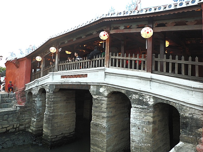 會安古鎮 (來遠橋、Faifo Coffee、華人會館群)、會安夜市、在地美食HOME Hoi An 餐廳、秋盆河乘船放水燈 — 2025年越南峴港、會安、美山、順化、巴拿山 — 聯合國世界文化遺產及遊樂園之六日悠遊 第一回