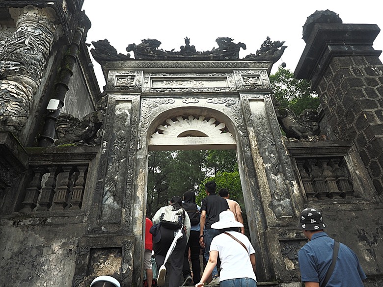 順化皇城(Kinh thành Huế)、啟定皇陵(Lăng Khải Định)、靈姥寺(天姥寺) (Chùa Thiên Mụ)、線香民俗文化村(Incense Village)、皇帝宮廷宴,附掛峴港 AU LAC BEACH海鮮餐廳 — 2025年越南峴港、會安、美山、順化、巴拿山太陽世界六日歷史文化及遊樂園之旅 第五回