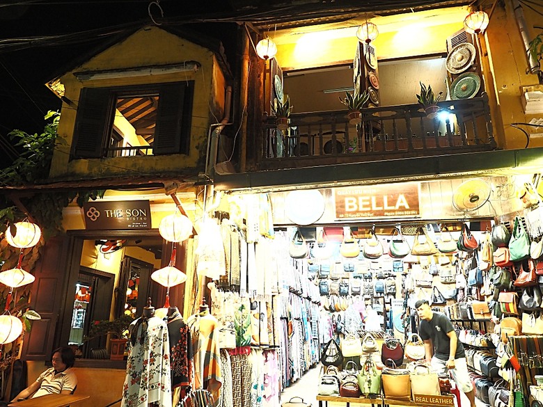 會安古鎮 (來遠橋、Faifo Coffee、華人會館群)、會安夜市、在地美食HOME Hoi An 餐廳、秋盆河乘船放水燈 — 2025年越南峴港、會安、美山、順化、巴拿山 — 聯合國世界文化遺產及遊樂園之六日悠遊 第一回