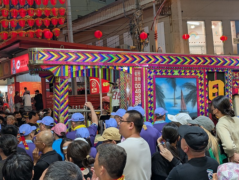 點我看大圖 2025 繞境大白 大甲媽繞境 一起追女神 熱血熬夜12小時