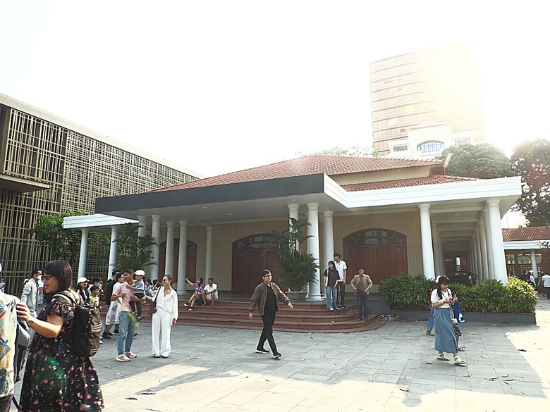峴港市區 峴港大教堂、峴港博物館、漢市場、SOAN HA換匯、BANH MI越南法國麵包(午餐)、Banh Xeo Ba Tuyet (晚餐) 、SPA和按摩、My Xuan Cruise 遊輪夜遊峴港瀚江、龍橋噴火與山茶夜市、GO! Đà Nẵng量販店 — 2025年越南峴港、會安、美山、順化、巴拿山太陽世界六日歷史文化及遊樂園之旅 第七回