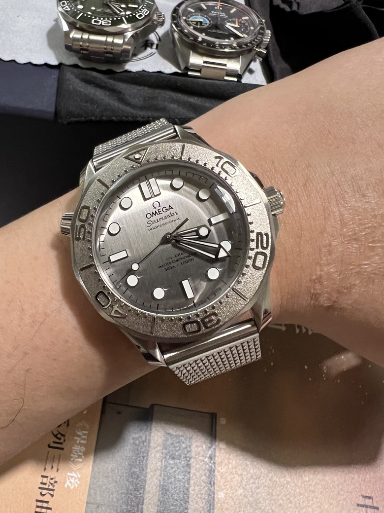 開箱分享 銀灰不鏽鋼面盤Seamaster 300海馬，醜帥的代表