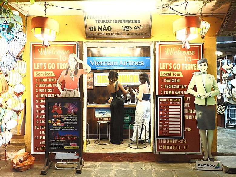 會安古鎮 (來遠橋、Faifo Coffee、華人會館群)、會安夜市、在地美食HOME Hoi An 餐廳、秋盆河乘船放水燈 — 2025年越南峴港、會安、美山、順化、巴拿山 — 聯合國世界文化遺產及遊樂園之六日悠遊 第一回