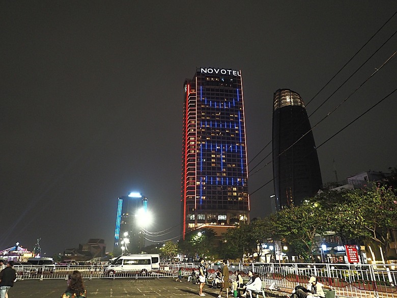 峴港市區 峴港大教堂、峴港博物館、漢市場、SOAN HA換匯、BANH MI越南法國麵包(午餐)、Banh Xeo Ba Tuyet (晚餐) 、SPA和按摩、My Xuan Cruise 遊輪夜遊峴港瀚江、龍橋噴火與山茶夜市、GO! Đà Nẵng量販店 — 2025年越南峴港、會安、美山、順化、巴拿山太陽世界六日歷史文化及遊樂園之旅 第七回