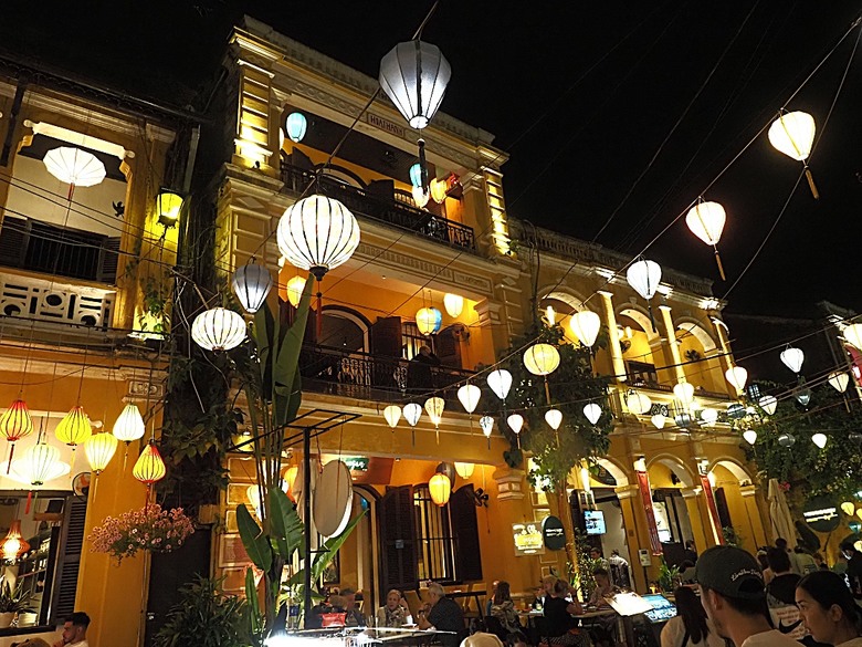 會安古鎮 (來遠橋、Faifo Coffee、華人會館群)、會安夜市、在地美食HOME Hoi An 餐廳、秋盆河乘船放水燈 — 2025年越南峴港、會安、美山、順化、巴拿山 — 聯合國世界文化遺產及遊樂園之六日悠遊 第一回