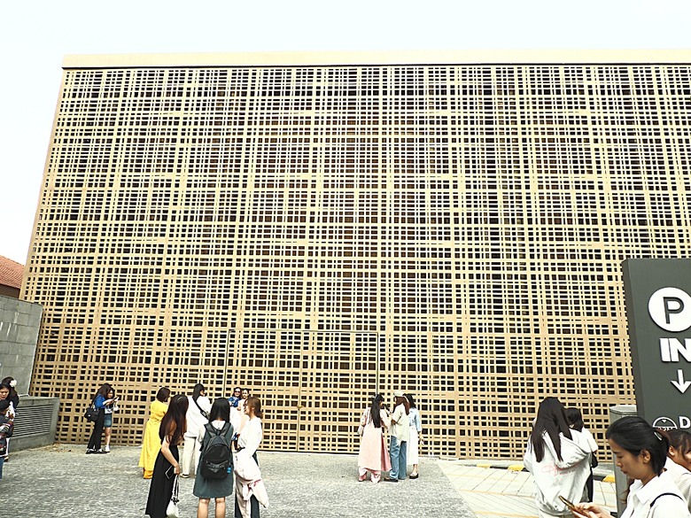 峴港市區 峴港大教堂、峴港博物館、漢市場、SOAN HA換匯、BANH MI越南法國麵包(午餐)、Banh Xeo Ba Tuyet (晚餐) 、SPA和按摩、My Xuan Cruise 遊輪夜遊峴港瀚江、龍橋噴火與山茶夜市、GO! Đà Nẵng量販店 — 2025年越南峴港、會安、美山、順化、巴拿山太陽世界六日歷史文化及遊樂園之旅 第七回