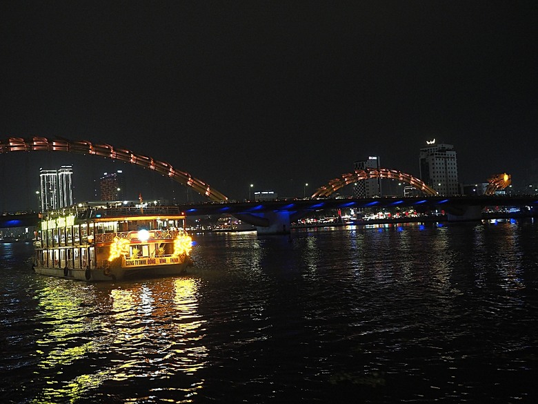 峴港市區 峴港大教堂、峴港博物館、漢市場、SOAN HA換匯、BANH MI越南法國麵包(午餐)、Banh Xeo Ba Tuyet (晚餐) 、SPA和按摩、My Xuan Cruise 遊輪夜遊峴港瀚江、龍橋噴火與山茶夜市、GO! Đà Nẵng量販店 — 2025年越南峴港、會安、美山、順化、巴拿山太陽世界六日歷史文化及遊樂園之旅 第七回