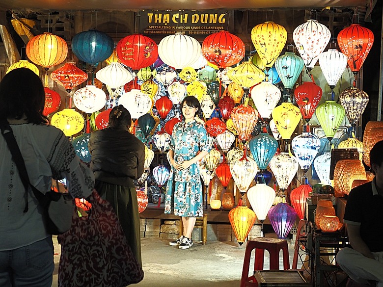 會安古鎮 (來遠橋、Faifo Coffee、華人會館群)、會安夜市、在地美食HOME Hoi An 餐廳、秋盆河乘船放水燈 — 2025年越南峴港、會安、美山、順化、巴拿山 — 聯合國世界文化遺產及遊樂園之六日悠遊 第一回