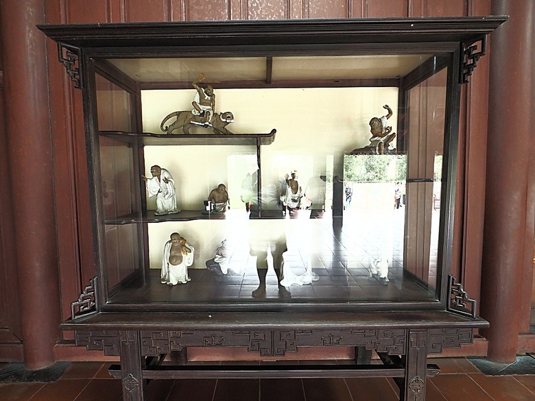 順化皇城(Kinh thành Huế)、啟定皇陵(Lăng Khải Định)、靈姥寺(天姥寺) (Chùa Thiên Mụ)、線香民俗文化村(Incense Village)、皇帝宮廷宴，附掛峴港 AU LAC BEACH海鮮餐廳 — 2025年越南峴港、會安、美山、順化、巴拿山太陽世界六日歷史文化及遊樂園之旅 第五回