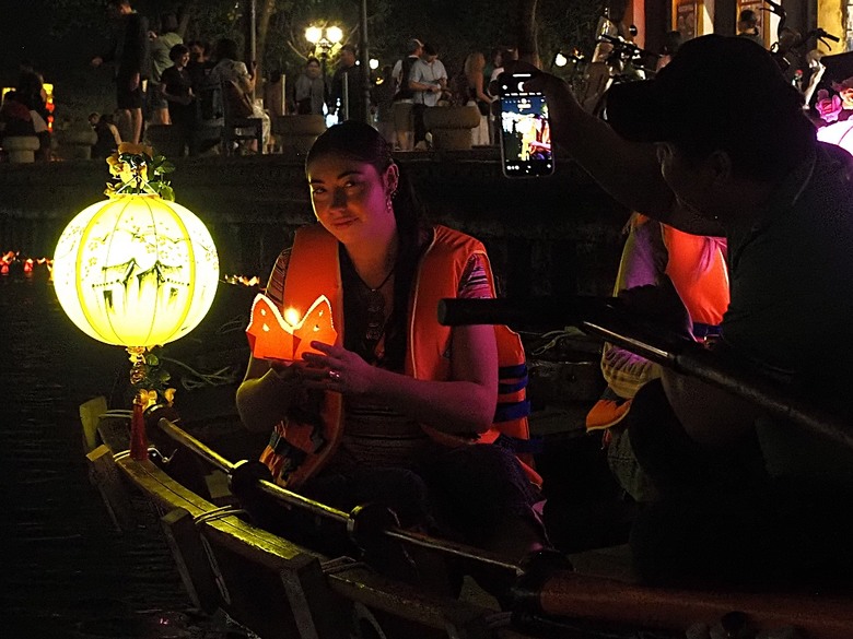 會安古鎮 (來遠橋、Faifo Coffee、華人會館群)、會安夜市、在地美食HOME Hoi An 餐廳、秋盆河乘船放水燈 — 2025年越南峴港、會安、美山、順化、巴拿山 — 聯合國世界文化遺產及遊樂園之六日悠遊 第一回