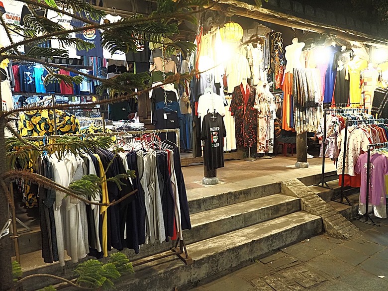 會安古鎮 (來遠橋、Faifo Coffee、華人會館群)、會安夜市、在地美食HOME Hoi An 餐廳、秋盆河乘船放水燈 — 2025年越南峴港、會安、美山、順化、巴拿山 — 聯合國世界文化遺產及遊樂園之六日悠遊 第一回