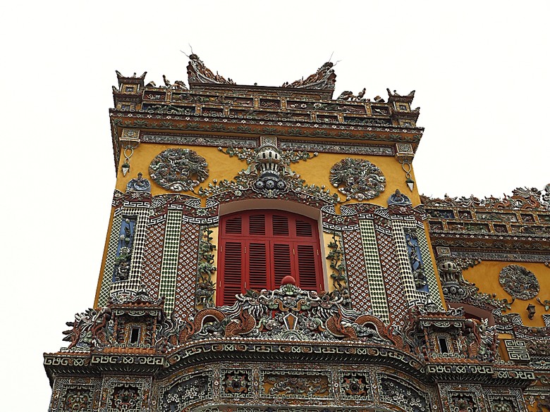 順化皇城(Kinh thành Huế)、啟定皇陵(Lăng Khải Định)、靈姥寺(天姥寺) (Chùa Thiên Mụ)、線香民俗文化村(Incense Village)、皇帝宮廷宴，附掛峴港 AU LAC BEACH海鮮餐廳 — 2025年越南峴港、會安、美山、順化、巴拿山太陽世界六日歷史文化及遊樂園之旅 第五回