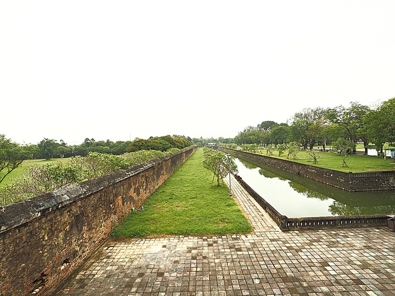 順化皇城(Kinh thành Huế)、啟定皇陵(Lăng Khải Định)、靈姥寺(天姥寺) (Chùa Thiên Mụ)、線香民俗文化村(Incense Village)、皇帝宮廷宴,附掛峴港 AU LAC BEACH海鮮餐廳 — 2025年越南峴港、會安、美山、順化、巴拿山太陽世界六日歷史文化及遊樂園之旅 第五回