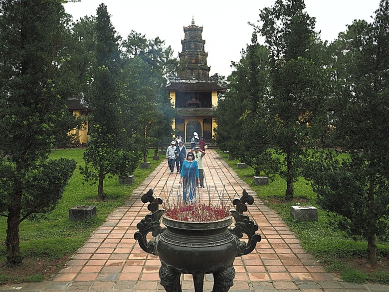 順化皇城(Kinh thành Huế)、啟定皇陵(Lăng Khải Định)、靈姥寺(天姥寺) (Chùa Thiên Mụ)、線香民俗文化村(Incense Village)、皇帝宮廷宴,附掛峴港 AU LAC BEACH海鮮餐廳 — 2025年越南峴港、會安、美山、順化、巴拿山太陽世界六日歷史文化及遊樂園之旅 第五回
