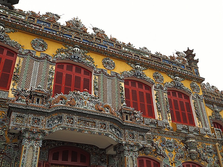 順化皇城(Kinh thành Huế)、啟定皇陵(Lăng Khải Định)、靈姥寺(天姥寺) (Chùa Thiên Mụ)、線香民俗文化村(Incense Village)、皇帝宮廷宴，附掛峴港 AU LAC BEACH海鮮餐廳 — 2025年越南峴港、會安、美山、順化、巴拿山太陽世界六日歷史文化及遊樂園之旅 第五回