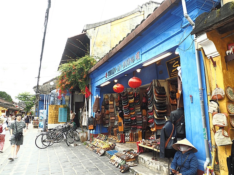 會安古鎮 (來遠橋、Faifo Coffee、華人會館群)、會安夜市、在地美食HOME Hoi An 餐廳、秋盆河乘船放水燈 — 2025年越南峴港、會安、美山、順化、巴拿山 — 聯合國世界文化遺產及遊樂園之六日悠遊 第一回