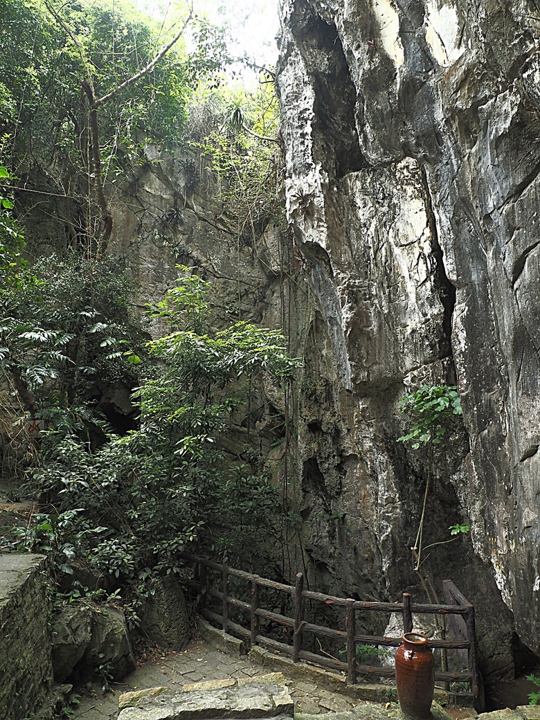 峴港市郊 五行山(The Marble Mountains; Ngũ Hành Sơn)、山茶半島靈應寺(Chùa Linh Ứng)、Sơn Trà Marina 咖啡館 — 2025年越南峴港、會安、美山、順化、巴拿山太陽世界六日歷史文化及遊樂園之旅 第六回