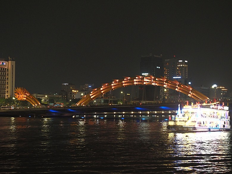 峴港市區 峴港大教堂、峴港博物館、漢市場、SOAN HA換匯、BANH MI越南法國麵包(午餐)、Banh Xeo Ba Tuyet (晚餐) 、SPA和按摩、My Xuan Cruise 遊輪夜遊峴港瀚江、龍橋噴火與山茶夜市、GO! Đà Nẵng量販店 — 2025年越南峴港、會安、美山、順化、巴拿山太陽世界六日歷史文化及遊樂園之旅 第七回