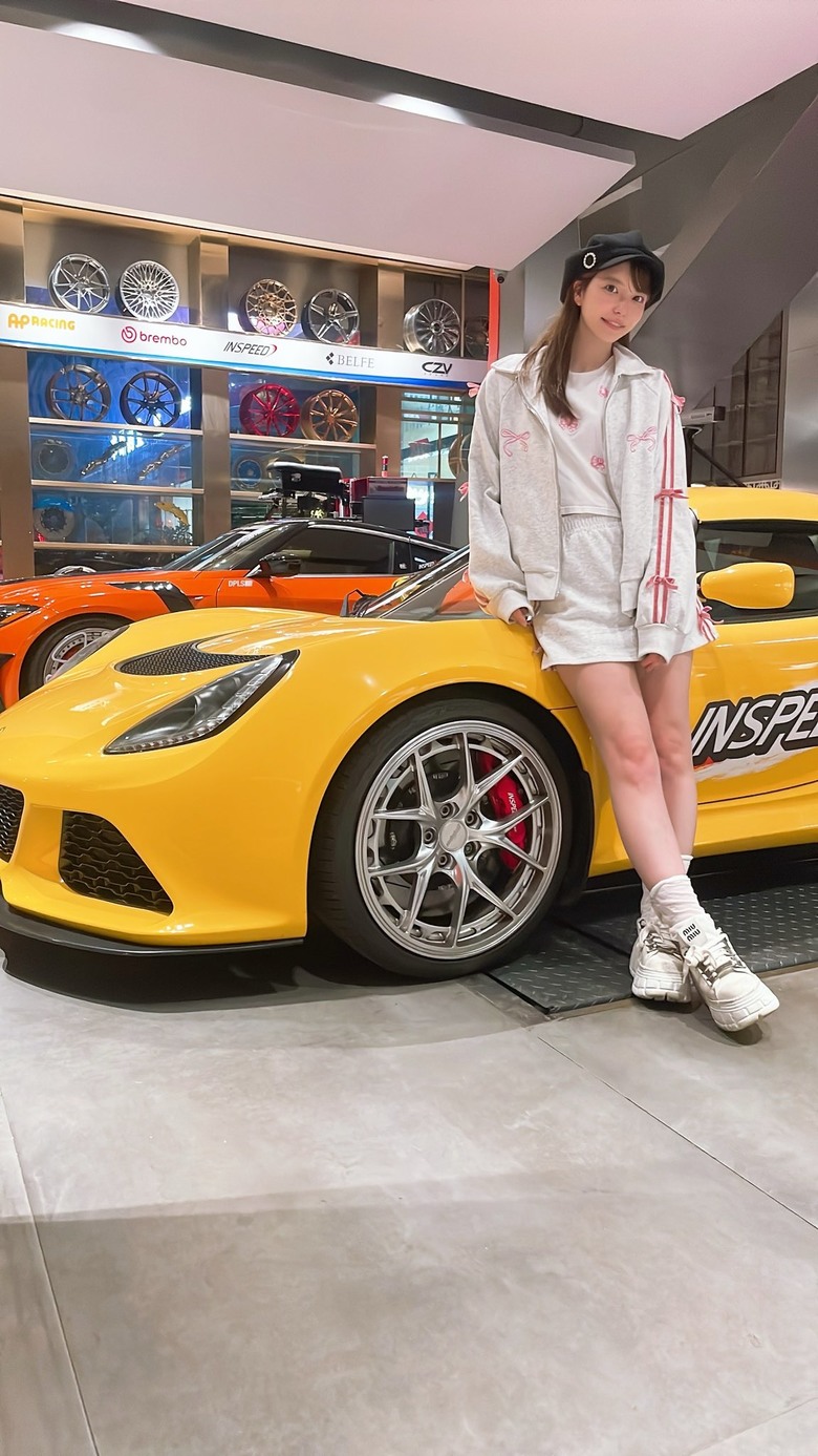 [圖]前AV女優上原亞衣鎖定蓮花Lotus？男人的幻想不只在線上，現在她要在彎道超你車！
