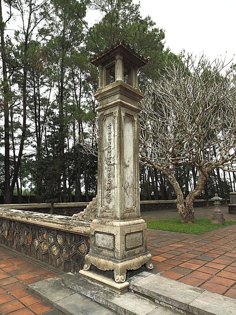 順化皇城(Kinh thành Huế)、啟定皇陵(Lăng Khải Định)、靈姥寺(天姥寺) (Chùa Thiên Mụ)、線香民俗文化村(Incense Village)、皇帝宮廷宴，附掛峴港 AU LAC BEACH海鮮餐廳 — 2025年越南峴港、會安、美山、順化、巴拿山太陽世界六日歷史文化及遊樂園之旅 第五回
