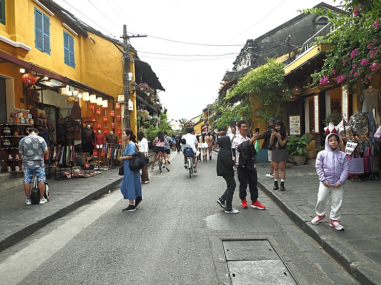 會安古鎮 (來遠橋、Faifo Coffee、華人會館群)、會安夜市、在地美食HOME Hoi An 餐廳、秋盆河乘船放水燈 — 2025年越南峴港、會安、美山、順化、巴拿山 — 聯合國世界文化遺產及遊樂園之六日悠遊 第一回