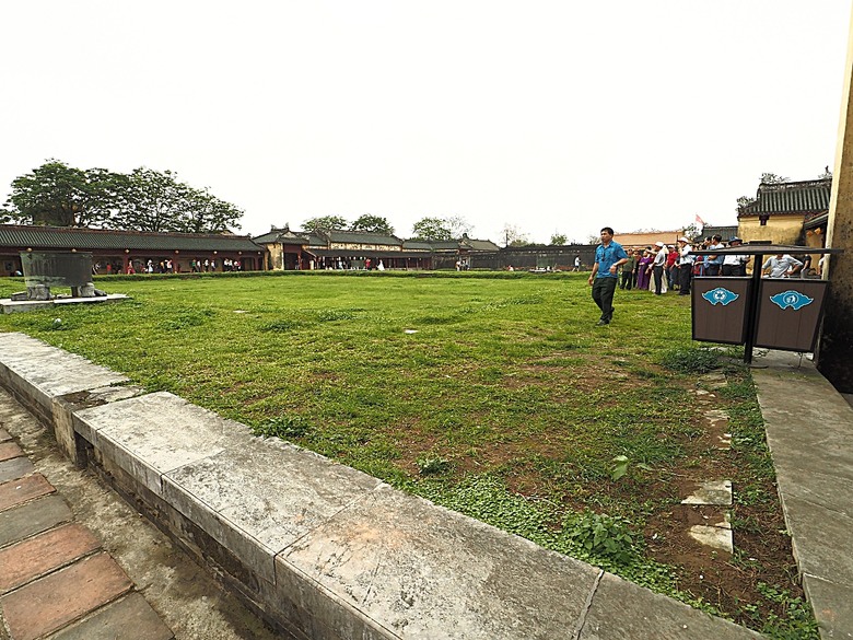 順化皇城(Kinh thành Huế)、啟定皇陵(Lăng Khải Định)、靈姥寺(天姥寺) (Chùa Thiên Mụ)、線香民俗文化村(Incense Village)、皇帝宮廷宴,附掛峴港 AU LAC BEACH海鮮餐廳 — 2025年越南峴港、會安、美山、順化、巴拿山太陽世界六日歷史文化及遊樂園之旅 第五回