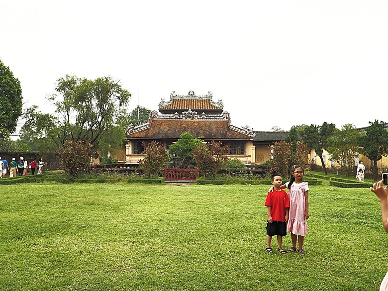 順化皇城(Kinh thành Huế)、啟定皇陵(Lăng Khải Định)、靈姥寺(天姥寺) (Chùa Thiên Mụ)、線香民俗文化村(Incense Village)、皇帝宮廷宴,附掛峴港 AU LAC BEACH海鮮餐廳 — 2025年越南峴港、會安、美山、順化、巴拿山太陽世界六日歷史文化及遊樂園之旅 第五回