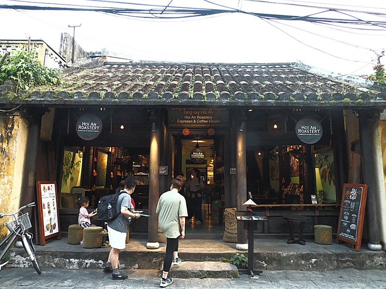會安古鎮 (來遠橋、Faifo Coffee、華人會館群)、會安夜市、在地美食HOME Hoi An 餐廳、秋盆河乘船放水燈 — 2025年越南峴港、會安、美山、順化、巴拿山 — 聯合國世界文化遺產及遊樂園之六日悠遊 第一回
