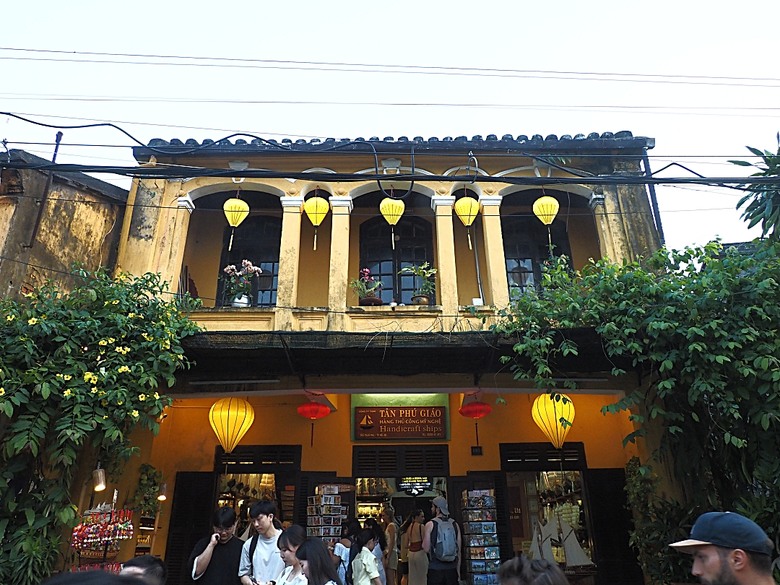 會安古鎮 (來遠橋、Faifo Coffee、華人會館群)、會安夜市、在地美食HOME Hoi An 餐廳、秋盆河乘船放水燈 — 2025年越南峴港、會安、美山、順化、巴拿山 — 聯合國世界文化遺產及遊樂園之六日悠遊 第一回