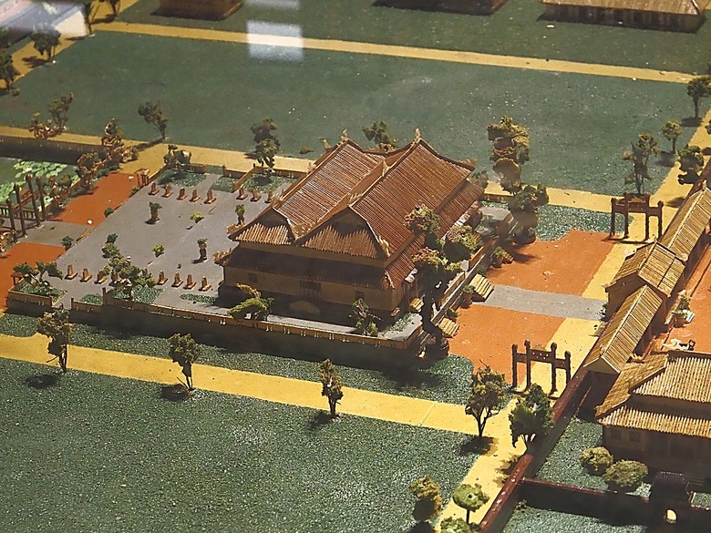順化皇城(Kinh thành Huế)、啟定皇陵(Lăng Khải Định)、靈姥寺(天姥寺) (Chùa Thiên Mụ)、線香民俗文化村(Incense Village)、皇帝宮廷宴，附掛峴港 AU LAC BEACH海鮮餐廳 — 2025年越南峴港、會安、美山、順化、巴拿山太陽世界六日歷史文化及遊樂園之旅 第五回