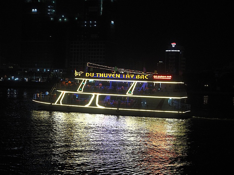 峴港市區 峴港大教堂、峴港博物館、漢市場、SOAN HA換匯、BANH MI越南法國麵包(午餐)、Banh Xeo Ba Tuyet (晚餐) 、SPA和按摩、My Xuan Cruise 遊輪夜遊峴港瀚江、龍橋噴火與山茶夜市、GO! Đà Nẵng量販店 — 2025年越南峴港、會安、美山、順化、巴拿山太陽世界六日歷史文化及遊樂園之旅 第七回