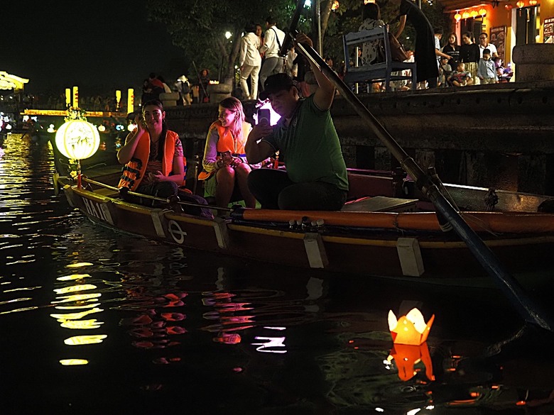 會安古鎮 (來遠橋、Faifo Coffee、華人會館群)、會安夜市、在地美食HOME Hoi An 餐廳、秋盆河乘船放水燈 — 2025年越南峴港、會安、美山、順化、巴拿山 — 聯合國世界文化遺產及遊樂園之六日悠遊 第一回