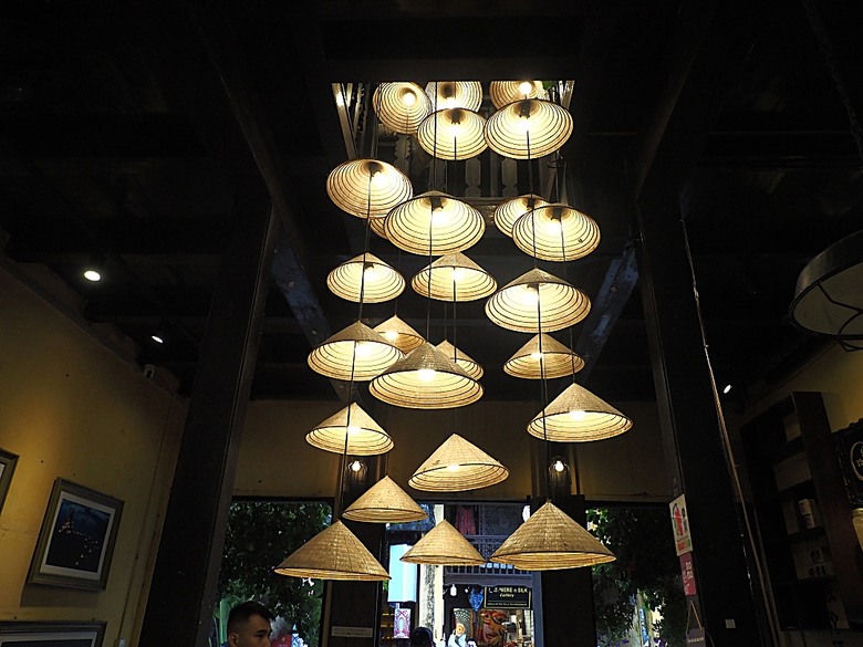 會安古鎮 (來遠橋、Faifo Coffee、華人會館群)、會安夜市、在地美食HOME Hoi An 餐廳、秋盆河乘船放水燈 — 2025年越南峴港、會安、美山、順化、巴拿山 — 聯合國世界文化遺產及遊樂園之六日悠遊 第一回