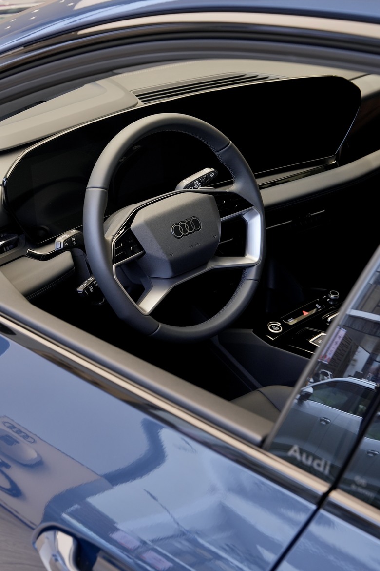 實車分享｜全新上市 𝐀𝐮𝐝𝐢 𝐐𝟔 𝐞-𝐭𝐫𝐨𝐧｜正式進駐