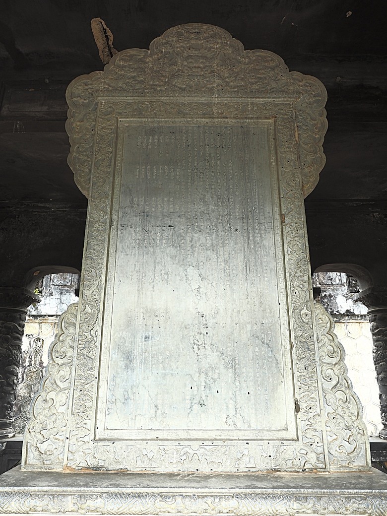順化皇城(Kinh thành Huế)、啟定皇陵(Lăng Khải Định)、靈姥寺(天姥寺) (Chùa Thiên Mụ)、線香民俗文化村(Incense Village)、皇帝宮廷宴，附掛峴港 AU LAC BEACH海鮮餐廳 — 2025年越南峴港、會安、美山、順化、巴拿山太陽世界六日歷史文化及遊樂園之旅 第五回