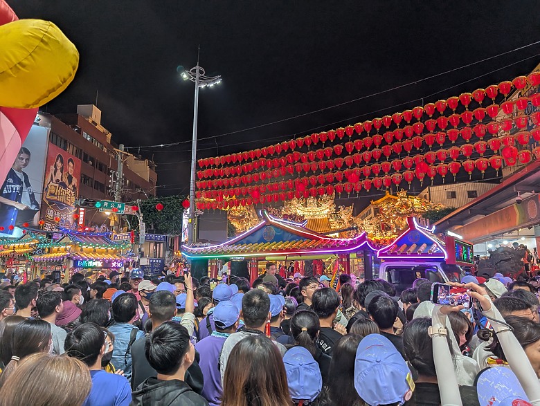 點我看大圖 2025 繞境大白 大甲媽繞境 一起追女神 熱血熬夜12小時