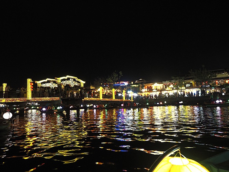 會安古鎮 (來遠橋、Faifo Coffee、華人會館群)、會安夜市、在地美食HOME Hoi An 餐廳、秋盆河乘船放水燈 — 2025年越南峴港、會安、美山、順化、巴拿山 — 聯合國世界文化遺產及遊樂園之六日悠遊 第一回