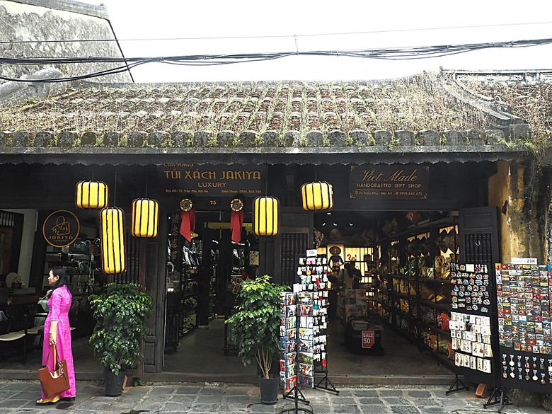 會安古鎮 (來遠橋、Faifo Coffee、華人會館群)、會安夜市、在地美食HOME Hoi An 餐廳、秋盆河乘船放水燈 — 2025年越南峴港、會安、美山、順化、巴拿山 — 聯合國世界文化遺產及遊樂園之六日悠遊 第一回