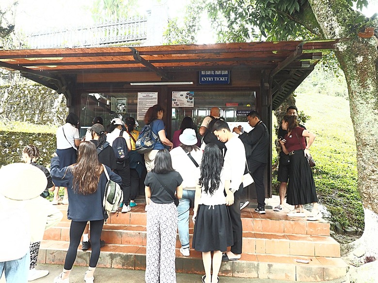 順化皇城(Kinh thành Huế)、啟定皇陵(Lăng Khải Định)、靈姥寺(天姥寺) (Chùa Thiên Mụ)、線香民俗文化村(Incense Village)、皇帝宮廷宴,附掛峴港 AU LAC BEACH海鮮餐廳 — 2025年越南峴港、會安、美山、順化、巴拿山太陽世界六日歷史文化及遊樂園之旅 第五回