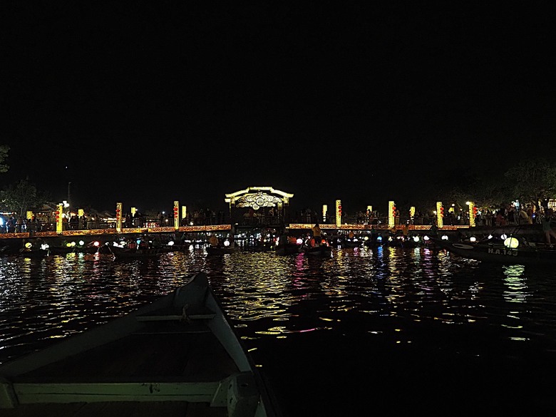 會安古鎮 (來遠橋、Faifo Coffee、華人會館群)、會安夜市、在地美食HOME Hoi An 餐廳、秋盆河乘船放水燈 — 2025年越南峴港、會安、美山、順化、巴拿山 — 聯合國世界文化遺產及遊樂園之六日悠遊 第一回