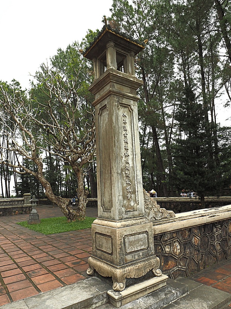 順化皇城(Kinh thành Huế)、啟定皇陵(Lăng Khải Định)、靈姥寺(天姥寺) (Chùa Thiên Mụ)、線香民俗文化村(Incense Village)、皇帝宮廷宴，附掛峴港 AU LAC BEACH海鮮餐廳 — 2025年越南峴港、會安、美山、順化、巴拿山太陽世界六日歷史文化及遊樂園之旅 第五回