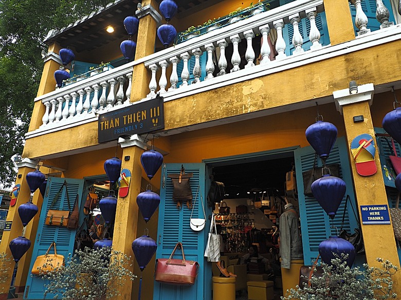 會安古鎮 (來遠橋、Faifo Coffee、華人會館群)、會安夜市、在地美食HOME Hoi An 餐廳、秋盆河乘船放水燈 — 2025年越南峴港、會安、美山、順化、巴拿山 — 聯合國世界文化遺產及遊樂園之六日悠遊 第一回