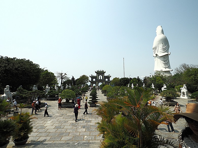 峴港市郊 五行山(The Marble Mountains; Ngũ Hành Sơn)、山茶半島靈應寺(Chùa Linh Ứng)、Sơn Trà Marina 咖啡館 — 2025年越南峴港、會安、美山、順化、巴拿山太陽世界六日歷史文化及遊樂園之旅 第六回