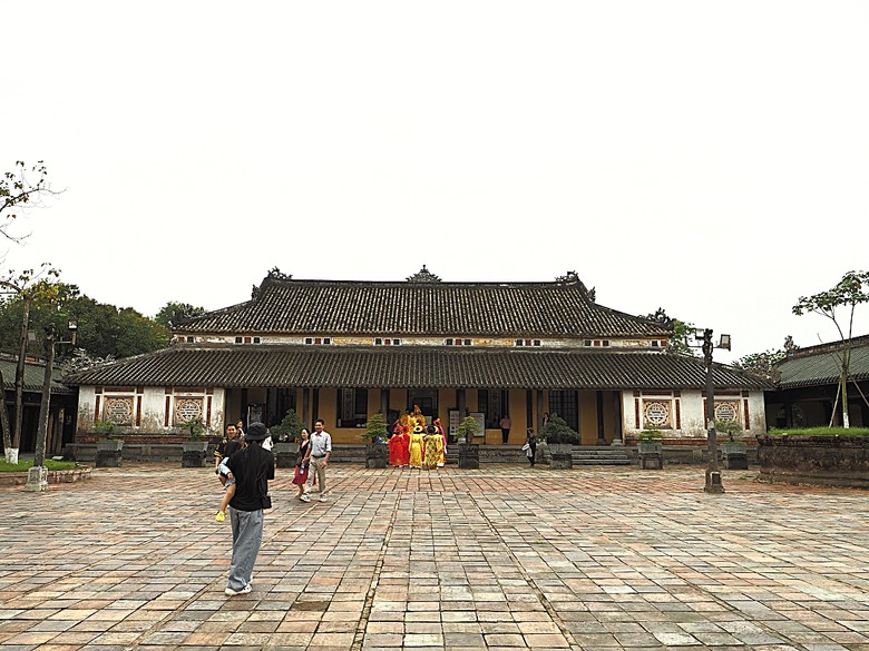 順化皇城(Kinh thành Huế)、啟定皇陵(Lăng Khải Định)、靈姥寺(天姥寺) (Chùa Thiên Mụ)、線香民俗文化村(Incense Village)、皇帝宮廷宴,附掛峴港 AU LAC BEACH海鮮餐廳 — 2025年越南峴港、會安、美山、順化、巴拿山太陽世界六日歷史文化及遊樂園之旅 第五回