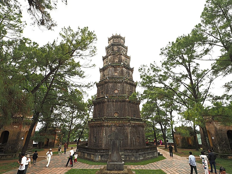 順化皇城(Kinh thành Huế)、啟定皇陵(Lăng Khải Định)、靈姥寺(天姥寺) (Chùa Thiên Mụ)、線香民俗文化村(Incense Village)、皇帝宮廷宴,附掛峴港 AU LAC BEACH海鮮餐廳 — 2025年越南峴港、會安、美山、順化、巴拿山太陽世界六日歷史文化及遊樂園之旅 第五回