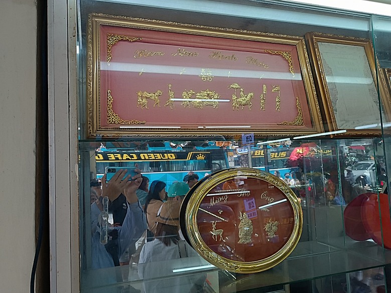 峴港市區 峴港大教堂、峴港博物館、漢市場、SOAN HA換匯、BANH MI越南法國麵包(午餐)、Banh Xeo Ba Tuyet (晚餐) 、SPA和按摩、My Xuan Cruise 遊輪夜遊峴港瀚江、龍橋噴火與山茶夜市、GO! Đà Nẵng量販店 — 2025年越南峴港、會安、美山、順化、巴拿山太陽世界六日歷史文化及遊樂園之旅 第七回