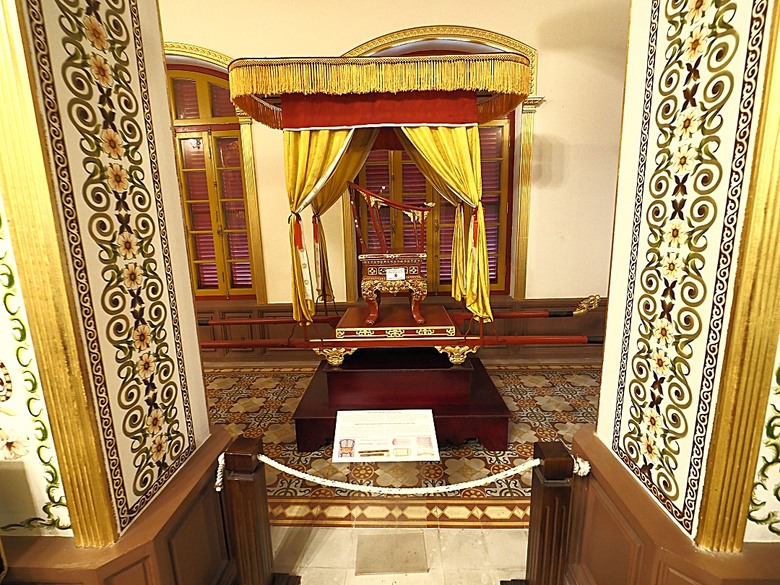順化皇城(Kinh thành Huế)、啟定皇陵(Lăng Khải Định)、靈姥寺(天姥寺) (Chùa Thiên Mụ)、線香民俗文化村(Incense Village)、皇帝宮廷宴,附掛峴港 AU LAC BEACH海鮮餐廳 — 2025年越南峴港、會安、美山、順化、巴拿山太陽世界六日歷史文化及遊樂園之旅 第五回
