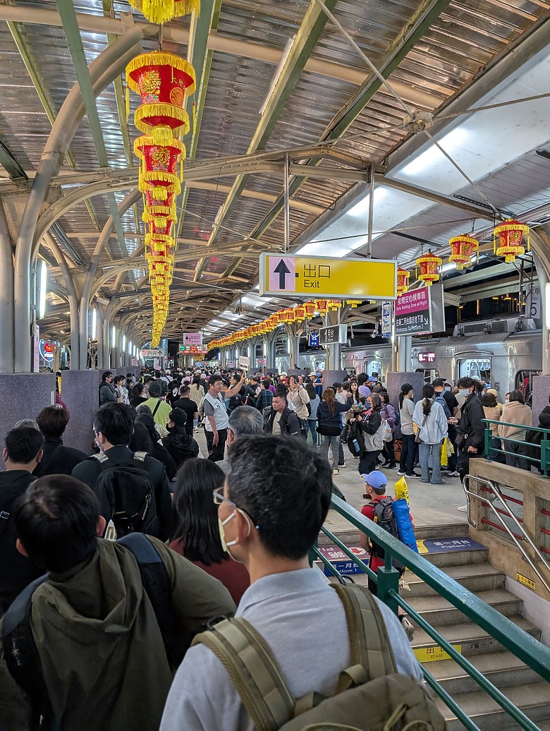 點我看大圖 2025 繞境大白 大甲媽繞境 一起追女神 熱血熬夜12小時