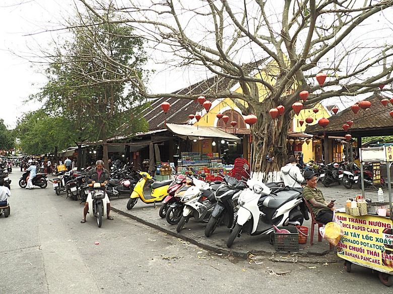 會安古鎮 (來遠橋、Faifo Coffee、華人會館群)、會安夜市、在地美食HOME Hoi An 餐廳、秋盆河乘船放水燈 — 2025年越南峴港、會安、美山、順化、巴拿山 — 聯合國世界文化遺產及遊樂園之六日悠遊 第一回
